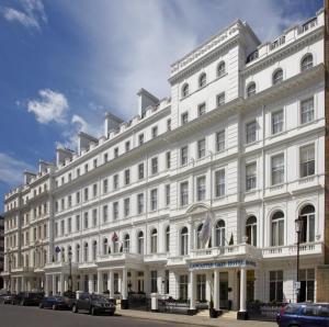 倫敦的住宿－Elegant Art Deco whole apartment 2mins to Hyde Park, 8mins to Bayswater, Nottinghill, Paddington，一座白色的大建筑,前面有汽车停放