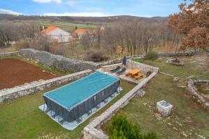 una vista aérea de una piscina en un patio en Villa Čelinka, en Svib