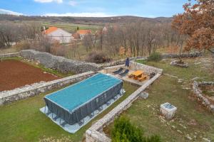 Una vista aérea de una piscina en un patio. en Villa Čelinka, en Svib