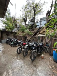 斯利那加的住宿－John's Homestay，停在建筑物旁边的一排摩托车