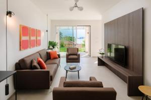 - un salon avec un canapé et une télévision dans l'établissement Residenza Montebello, à Verbania