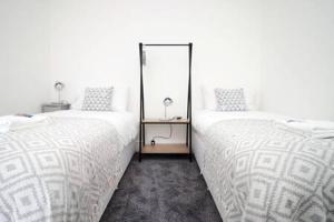 twee bedden naast elkaar in een slaapkamer bij Norton Views by Afan Valley Escapes in Port Talbot