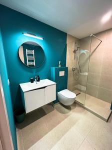 un bagno blu con wc e doccia di Snow wave Gudauri a Kʼumlistsʼikhe