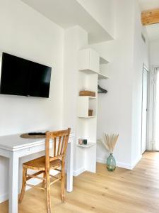 TV a/nebo společenská místnost v ubytování CHAMBRE d'Hôtes avec PISCINE & KITCHENETTE
