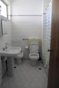ein Bad mit einem WC und einem Waschbecken in der Unterkunft Concord Amazing First Line Sea View in Portimão