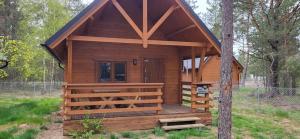 Cabaña de madera con terraza en un campo en BORSKIE CHATKI en Borsk