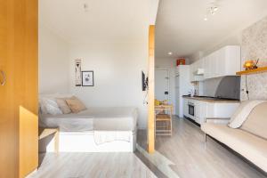 a small apartment with two beds and a kitchen at Coquette Studio with views in Puntillo del Sol