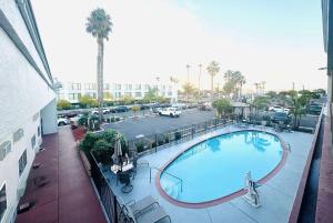 ariaal uitzicht op een zwembad op een gebouw met een parkeerplaats bij Ramada by Wyndham San Diego Airport in San Diego
