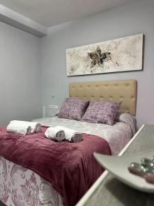a bedroom with a bed with towels on it at Apartamento turístico O.N Renfe in Córdoba