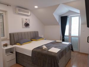 Posteľ alebo postele v izbe v ubytovaní Apartments Rose Loboja