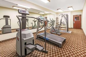 een fitnessruimte met cardio-apparatuur in een hotelkamer bij Baymont by Wyndham Tyler in Tyler