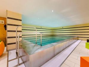Bazén v ubytování Mercure Hotel Duisburg City nebo v jeho okolí