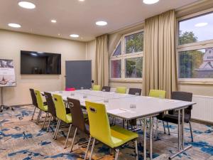TV a/nebo společenská místnost v ubytování Mercure Hotel Duisburg City