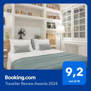 een slaapkamer met een groot bed en boekenplanken bij Charming apartment in Kolonaki in Athene