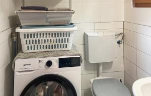lavadero con lavadora en el baño en House Mirjana 2309, en Peroj