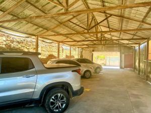 un garaje con dos coches aparcados en él en Pousada Paradise, en Alcobaça