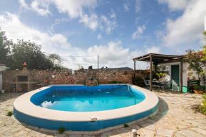 una piscina en el patio de una casa en Casa Delfim - Casa Azul, en Alte