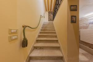 een trap in een huis met gele muren en betonnen trappen bij Ca' Emo Palazzo sul Canal Grande in Venetië
