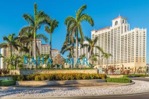 una vista del cartel de Las Vegas con el complejo Disney en Grand Hyatt Baha Mar, en Nassau