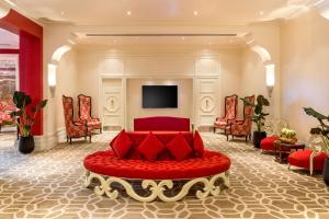 een woonkamer met een rode bank en stoelen bij Grand Hyatt Baha Mar in Nassau