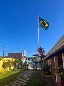 una bandera en un poste frente a un edificio en Pousada Paradise, en Alcobaça