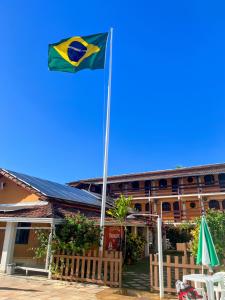una bandera ondeando frente a un edificio en Pousada Paradise, en Alcobaça