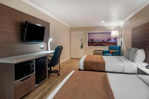 Habitación de hotel con cama y TV en Quality Inn Blythe I-10 en Blythe