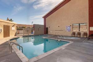 a large swimming pool in front of a building at Quality Inn Blythe I-10 in Blythe