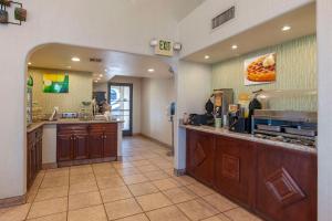 a fast food restaurant with a counter and a kitchen at Quality Inn Blythe I-10 in Blythe