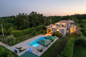 een luchtzicht op een huis met een zwembad bij Villa Fantasia by Istrialux in Hreljići