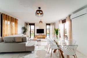 un soggiorno con divano, tavolo e sedie di VILLA WITH 4 BEDROOMS AND PRIVATE HEATED POOL a San Miguel de Abona