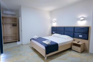 Postel nebo postele na pokoji v ubytování Hotel Vathi