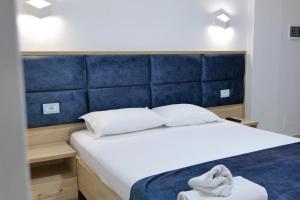 Postel nebo postele na pokoji v ubytování Hotel Vathi