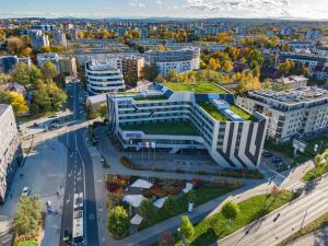 widok z góry na budynek z zielonym dachem w obiekcie Park Inn by Radisson Krakow w Krakowie