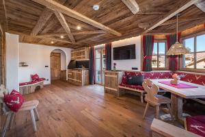 ein Wohnzimmer mit einem Tisch und einem Sofa in der Unterkunft Chalets Almdorf Haidenberg in Bruneck