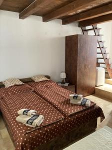 En eller flere senge i et værelse på PIROVAC APARTMENTS ***