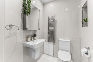 Ένα μπάνιο στο Comfortable city centre apartment for contractors and couples - City centre +27 φωτογραφίες