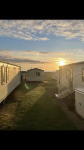 a view of a yard with two mobile homes at Jules Holiday Caravan in Hartley
