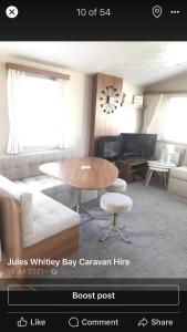 een woonkamer met een tafel en een bank bij Jules Holiday Caravan in Hartley