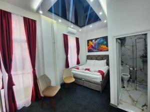 Llit o llits en una habitació de Authentic Belgrade Centre - Luxury Suites