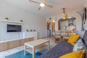 salon i kuchnia z kanapą i stołem w obiekcie 797 Holiday Rentals - Luminoso piso para 4 en Arroyo de la miel w mieście Arroyo de la Miel