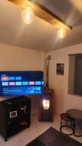 TV a/nebo společenská místnost v ubytování Agros Glamping Boutique