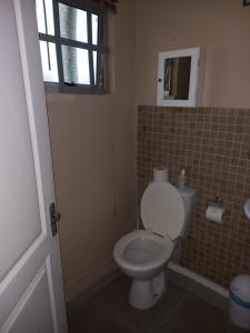 łazienka z białą toaletą i oknem w obiekcie Andelomi Nature's Rest w mieście Stormsrivier