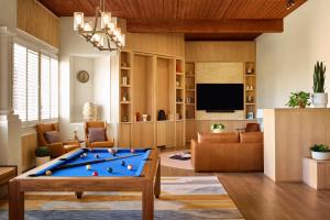 The Scottsdale Resort & Spa, Curio Collection by Hilton的电视和/或娱乐中心