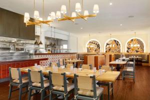 The Scottsdale Resort & Spa, Curio Collection by Hilton餐厅或其他用餐的地方