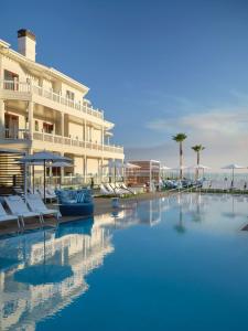 圣地亚哥Shore House at The Del, LXR Hotels & Resorts的建筑物前的一个大型游泳池