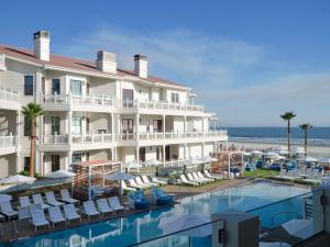 Shore House at The Del, LXR Hotels & Resorts内部或周边的泳池