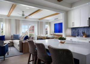 Shore House at The Del, LXR Hotels & Resorts的休息区