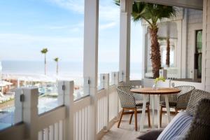 Shore House at The Del, LXR Hotels & Resorts的阳台或露台