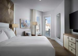 Shore House at The Del, LXR Hotels & Resorts客房内的一张或多张床位